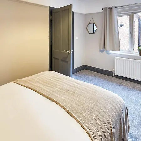 Host & Stay - Olivia, Queens Road Apartment *